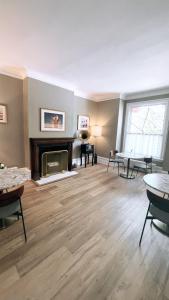 A seating area at The Century House Bed and Breakfast Ottawa