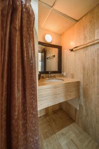 un bagno con lavandino e specchio di Hotel Villas Tiburon Adults Only a Isola Holbox