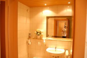 A bathroom at Hotel Edelweiss