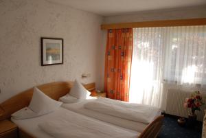 A bed or beds in a room at Hotel Edelweiss