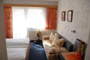 A bed or beds in a room at Hotel Edelweiss