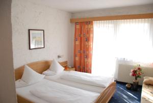 A bed or beds in a room at Hotel Edelweiss