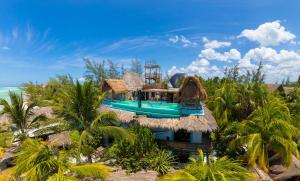 un resort sulla spiaggia con palme di Hotel Villas Tiburon Adults Only a Isola Holbox