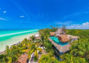 una vista aerea di un resort su una spiaggia di Hotel Villas Tiburon Adults Only a Isola Holbox