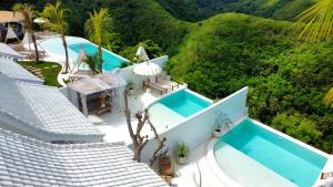 Atalaya Villas Nusa Penida - Adults only内部或周边的泳池