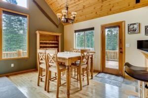una sala da pranzo con un tavolo e alcune finestre di Private Retreat with Hot Tub and Game Room - Mountain Vista ad Alma