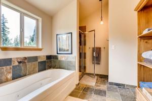 un bagno con vasca e doccia di Private Retreat with Hot Tub and Game Room - Mountain Vista ad Alma Altre 33 foto