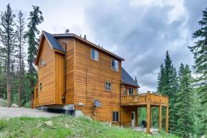 una casa di legno nel bosco con balcone di Private Retreat with Hot Tub and Game Room - Mountain Vista ad Alma