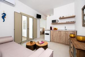 Gallery image of Aerenia Luxury Suites in Karterados