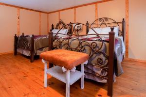 Postel nebo postele na pokoji v ubytování Round Top Hotel