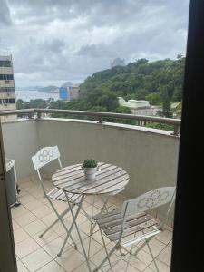リオデジャネイロにあるBotafogo Suitesの景色を望むバルコニー(テーブル、椅子付)