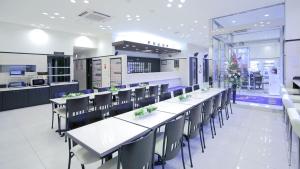 Un restaurante u otro lugar para comer en Toyoko Inn Kenkyu-gakuen Ekimae