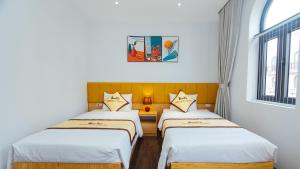 Giường trong phòng chung tại Maruko Hạ Long Hotel