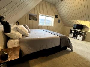מיטה או מיטות בחדר ב-Aurora Ridge Cabin