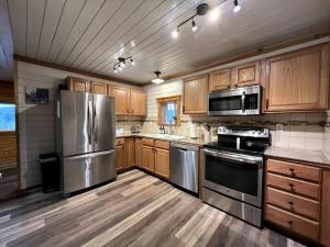 A kitchen or kitchenette at Aurora Ridge Cabin