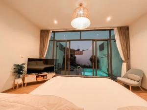 TV a/nebo společenská místnost v ubytování The X10 private pool villa khaoyai SHA Certified เขาใหญ่