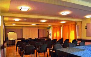 une salle de conférence avec des chaises et un podium dans l'établissement Hotel Lenotel, à Leno