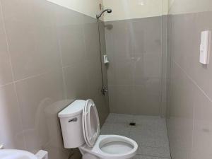 bagno bianco con servizi igienici e doccia di Lee's Apartment a Dumaguete