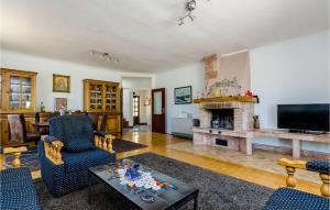 sala de estar con chimenea y TV en Nice Home In Broce With House A Panoramic View, en Broce