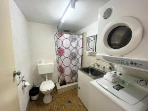 Ένα μπάνιο στο Central Park 4 - 3BR Ground Floor Apartment l Central Location +6 φωτογραφίες
