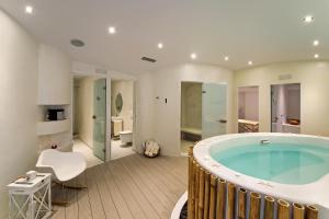 Baðherbergi á Ira Hotel & Spa - Adults Only