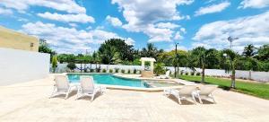 Bazén v ubytování Hotel Quinta Izamal nebo v jeho okolí