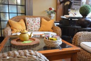 a living room with a tea pot on a coffee table at Albergo Casa Al Sole in Greve in Chianti