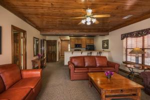 Гостиная зона в Westgate Branson Woods Resort