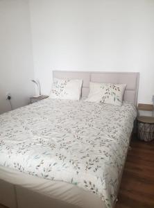 Ένα ή περισσότερα κρεβάτια σε δωμάτιο στο Seaside 1-BR Apartment with Pool Access