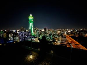 大阪的住宿－Willows Hotel Osaka Shinimamiya，站在建筑物顶上的人