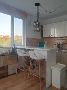 Η κουζίνα ή μικρή κουζίνα στο Seaside 1-BR Apartment with Pool Access