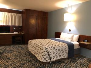 Кровать или кровати в номере Curly Redwood Lodge