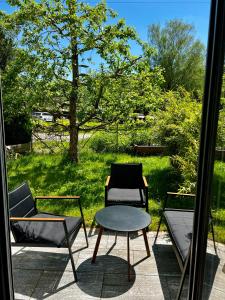 twee stoelen en een tafel op een patio bij MoPa - Stylisch wohnen zwischen Alb und Legoland in Leipheim