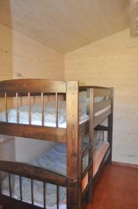 Habitación con 2 literas en una cabaña en Korjuse Moori metsaonn- forest hut, en Korjuse