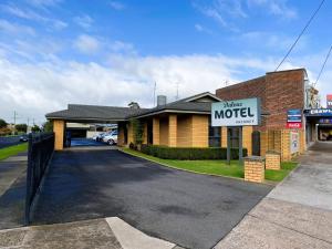 een motelbord voor een gebouw bij Dalvue Motel in Terang