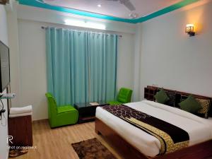 A bed or beds in a room at Hotel Sarla Regency