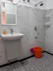 A bathroom at Hotel Dinthar Zara