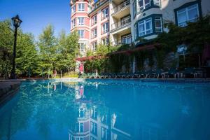 a swimming pool in front of a building at Sommet Des Neiges in Mont-Tremblant