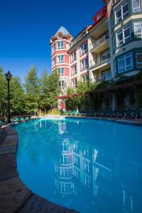 a large swimming pool in front of a building at Sommet Des Neiges in Mont-Tremblant