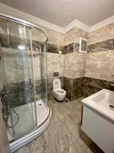 kayan apart في طرابزون: حمام مع دش ومرحاض ومغسلة