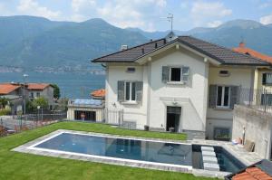 Bassenget på eller i nærheten av White suite - Jacuzzi, Swimming pool & Lake view