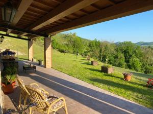 a patio with chairs and a view of a field at Meriggio Agriturismo in Fiastra