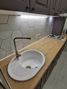 um lavatório branco num balcão numa cozinha em Чистая уютная квартира! Рядом сквер,море em Aktau