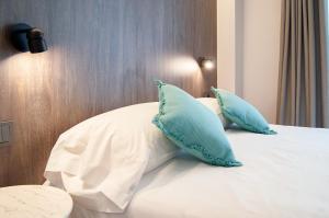 Postel nebo postele na pokoji v ubytování Hotel Quatre Llunes