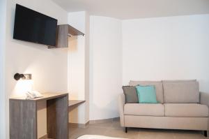 TV a/nebo společenská místnost v ubytování Hotel Quatre Llunes + 37 fotografií