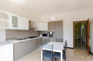 Kuchyňa alebo kuchynka v ubytovaní JOIVY Family Flat with 3 Balconies, 10 Min to Beach