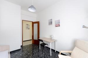 Posedenie v ubytovaní JOIVY Family Flat with 3 Balconies, 10 Min to Beach