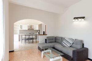 Posedenie v ubytovaní JOIVY Family Flat with 3 Balconies, 10 Min to Beach