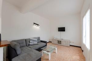 Posedenie v ubytovaní JOIVY Family Flat with 3 Balconies, 10 Min to Beach