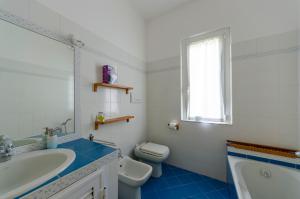 Kúpeľňa v ubytovaní JOIVY Family Flat with 3 Balconies, 10 Min to Beach